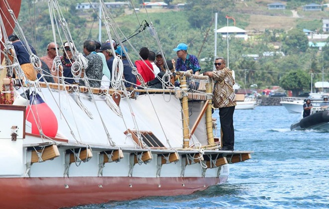 U.N. Secretary-General Ban Ki-moon assists aboard the Hokule‘a in Samoa for the UNSIDS conference. (Courtesy Oiwi TV)