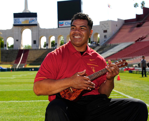Reports: NFL great Junior Seau commits suicide