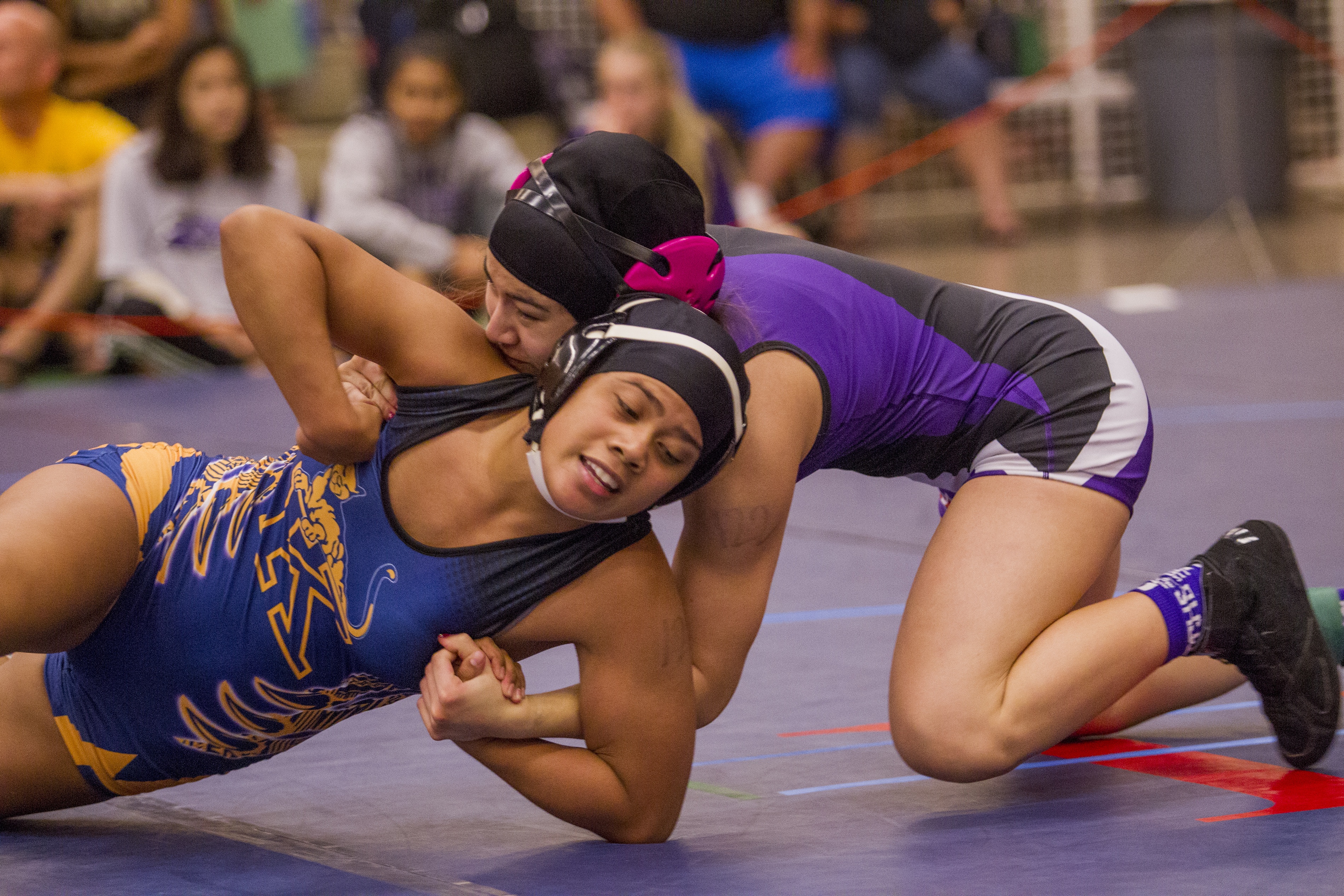 ...(Pearl City, top) beats Hanna Kannys (Kaiser) 3-2 in the 124 pound divis...