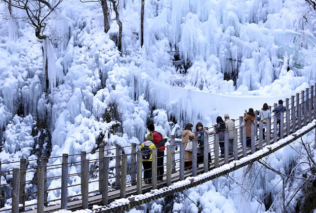 Tokyo records lowest temperature in 48 years, prompting rare