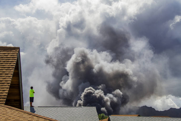DENNIS ODA /DODA@STARADVERTISER.COM
                                A bystander, standing on his roof on Makapipi Street, watches a plume of thick smoke from a Mililani fire on Sept. 19, 2019.