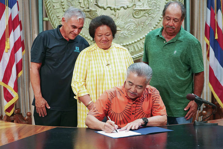 COURTESY GOVERNOR’S OFFICE
                                Gov. David Ige signed a set of new administrative rules Monday for the Department of Hawaiian Home Lands.