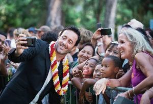 CINDY ELLEN RUSSELL / CRUSSELL@STARADVERTISER.COM
                                Alex O’Loughlin took a picture with fans Thursday at the CBS season 10 premiere of “Hawaii Five-0” and season 2 premiere of “Magnum P.I.,” held at Sunset on the Beach in Waikiki.