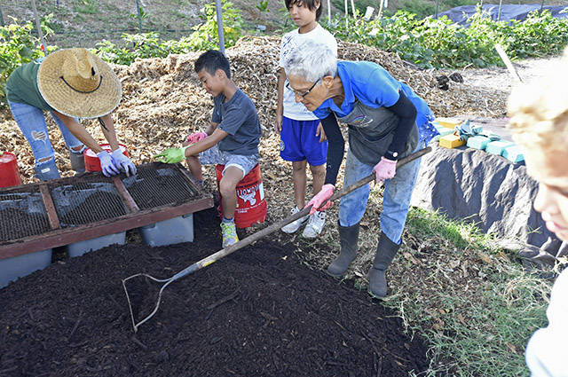 BRUCE ASATO / BASATO@STARADVERTISER.COM
                                Mindy Jaffe, head of Windward Zero Waste School Hui, a school composting program, works with fourth grade students of Ka’ōhao Public Charter School in Kailua, on September 16, 2019.