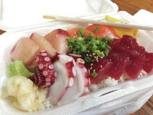 BETTY SHIMABUKURO / BETTY@STARADVERTISER.COM
                                A chirashi order at Maguro Brothers comprises several kinds of fish and tako over sushi rice.