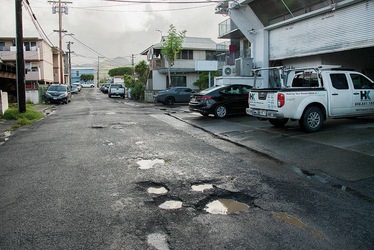 CRAIG T. KOJIMA / CKOJIMA@STARADVERTISER.COM
                                 The federal Environmental Protection Agency plans to dig up Factory Street, at top, to remove and replace lead-contaminated soil.