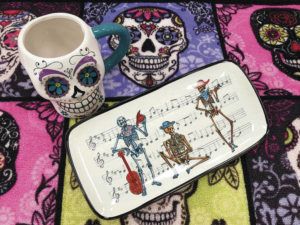 BETTY SHIMABUKURO / BSHIMABUKURO@STARADVERTISER.COM
                                A selection of Day of the Dead items from Ross Dress for Less.
