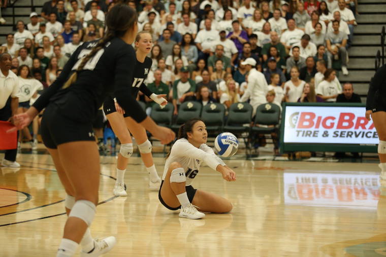 ALEXANDER BOHLEN / SPECIAL TO THE STAR-ADVERTISER
                                Hawaii’s Rika Okino passes the ball against Cal Poly.