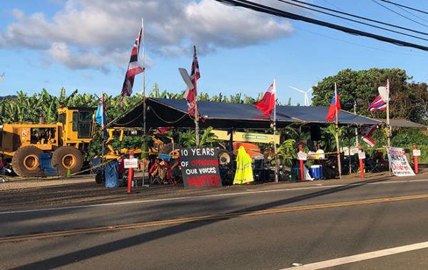 ROSEMARIE BERNARDO / RBERNARDO@STARADVERTISER.COM
                                About a dozen protesters Tuesday stayed overnight at the entrance to Kahuku Agricultural Park as they continued rallying against the planned wind farm of eight turbines at a site leased from the state.