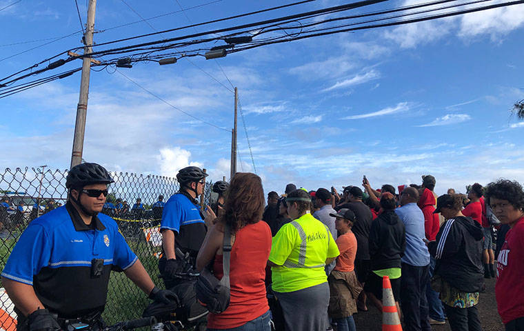ROSEMARIE BERNARDO / RBERNARDO@STARADVERTISER.COM
                                Protesters against a wind-energy farm and police showed up in force in Kahuku this morning.