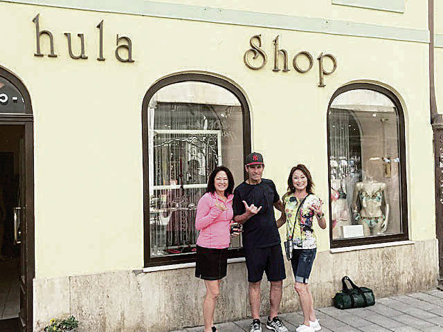 Valerie Moss, Ron Conrad and Susan Fusuma threw shakas in front of the retailer while on an AMA Waterways Danube Cruise in June. Photo by Jim 
Sullivan.