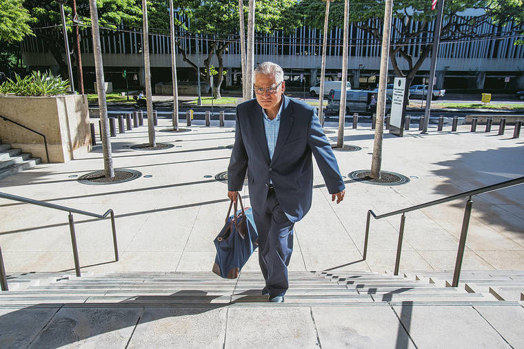 DENNIS ODA / DODA@STARADVERTISER.COM
                                Louis Kealoha walks by himself up the stairs to federal court on Tuesday.