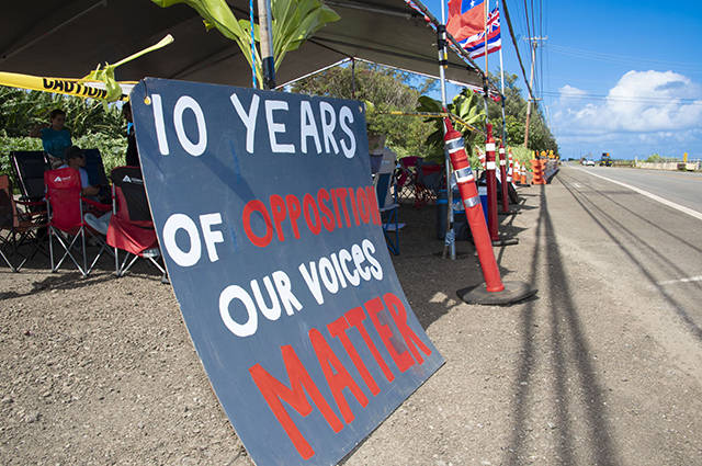 CRAIG T. KOJIMA /CKOJIMA@STARADVERTISER.COM
                                Opponents of wind farms in Kahuku are rallying to stop of the building of newer and taller wind turbines in the area. Protesters have set up two tents at the wind farm’s access road across from the James Campbell National Wildlife Refuge.