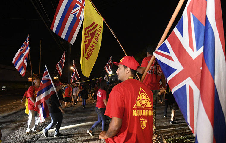 BRUCE ASATO / BASATO@STARADVERTISER.COM
                                About 125 people opposed to the construction of the Na Pua Makani wind farm project in Kahuku gathered, Oct. 23, at Kalaeloa in an effort to block the transport of wind turbine parts to Kahuku.