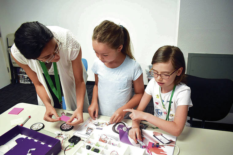 MEGAN MOSELEY / SPECIAL TO THE STAR-ADVERTISER
                                STEAM (Science Technology Engineering Art and Math) Club Integrator Melinda White helps Kennadi Souza, center, and Ruby Kingdon with an experiment at the Hawaii Technology Academy in Wailuku.