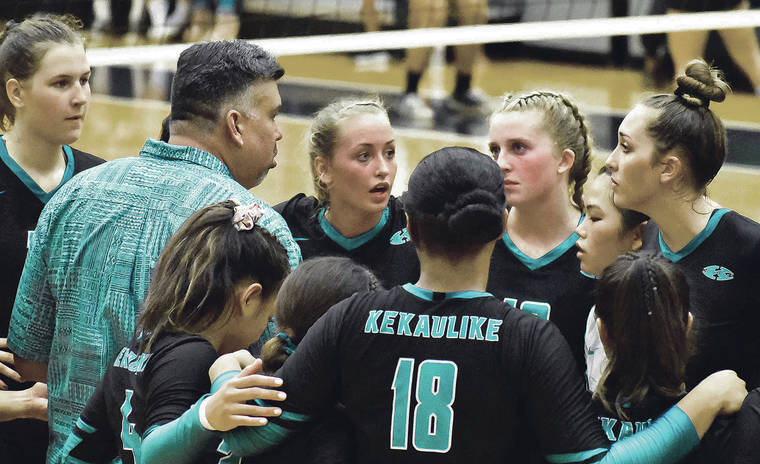 RODNEY S. YAP / SPECIAL TO THE STAR-ADVERTISER
                                King Kekaulike girls volleyball coach Al Paschoal talked to his team during a timeout in Na Ali‘i’s Sept. 25 match against Upcountry rival Kamehameha Schools Maui.