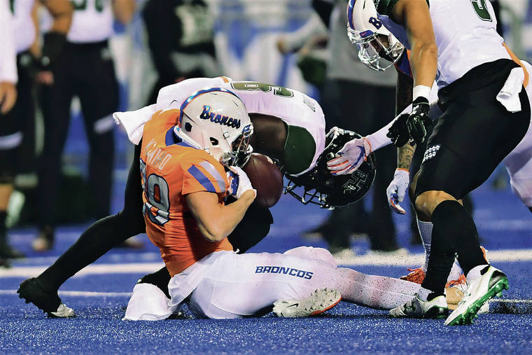 STEVEN ERLER / SPECIAL TO THE STAR-ADVERTISER
                                Boise State defensive back Kekaula Kaniho forced a fumble by Hawaii receiver Cedric Byrd II during the first quarter on Saturday in Boise, Idaho.