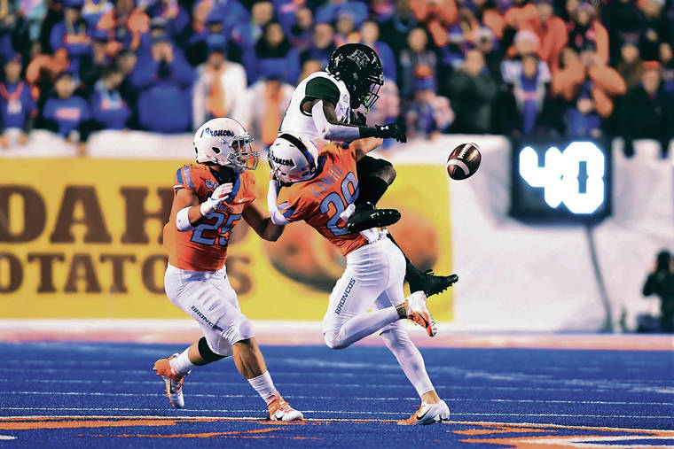 STEVEN ERLER / SPECIAL TO THE STAR-ADVERTISER
                                Boise State defensive back Kekaula Kaniho, a Kahuku graduate, broke up a pass intended for Hawaii receiver Melquise Stovall in the first quarter.