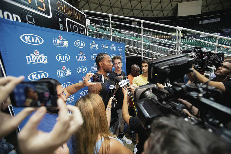 CINDY ELLEN RUSSELL / CRUSSELL@STARADVERTISER.COM 
                                Clippers forward Kawhi Leonard answered questions while being surrounded by the media at the Stan Sheriff Center on Wednesday.