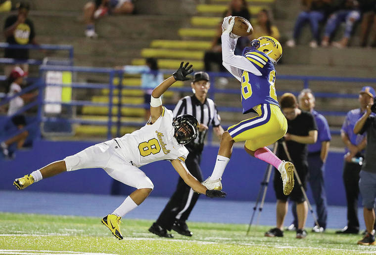 JAY METZGER / SPECIAL TO THE STAR-ADVERTISER
                                Kaiser’s Mason Yoshino latched on to this pass while being defended by Nanakuli’s Clifford Lopes.