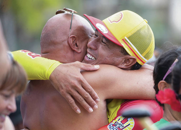 CINDY ELLEN RUSSELL / CRUSSELL@STARADVERTISER.COM 
                                Shell Va’a steersman David Tepava received an embrace after finishing the 67th Molokai Hoe on Sunday.