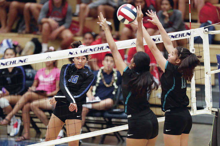 ANDREW LEE / SPECIAL TO THE STAR-ADVERTISER
                                Moanalua’s Tayli Ikenaga hit past Kapolei’s Angel Nahinu (7) and Kilinahe Andrade (11) for a point during the OIA girls volleyball semifinals at Moanalua gym on Monday.