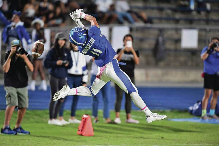 STEVEN ERLER / SPECIAL TO THE STAR-ADVERTISER
                                Moanalua receiver Rudy Kealohi broke open all alone downfield but could not bring down the ball thrown.