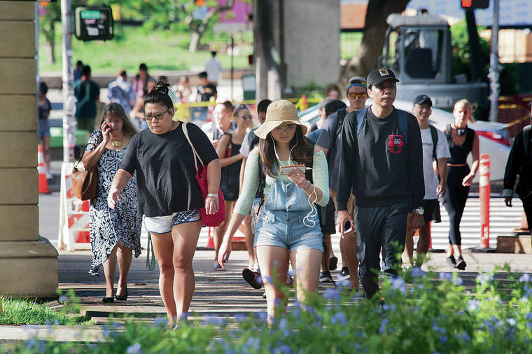 CRAIG T. KOJIMA / 2018
                                Enrollment at the University of Hawaii-Manoa campus fell 1.2% to 17,490 this year. UH students cross Dole Street after coming from the school’s parking structure.