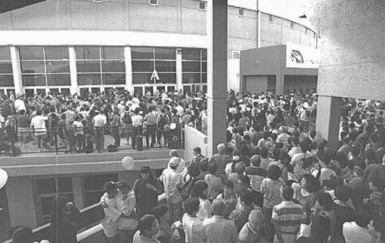 STAR-ADVERTISER
                                A crowd waited to enter for the first event — a Wahine volleyball match against San Jose State — at the Special Events Arena on Oct. 21, 1994.