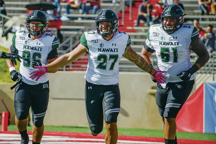 ANTHONY JACKSON / SPECIAL TO THE STAR-ADVERTISER
                                Hawaii linebacker Solomon Matautia, middle, celebrated after scoring a touchdown on an interception return in the first quarter against New Mexico on Saturday in Albuquerque, N.M.