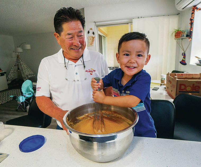 DENNIS ODA / DODA@STARADVERTISER.COM
                                Three-year-old Tayten Lee-Yee Asao stirs the pumpkin pie filling for his grandpa, Norman Asao.
