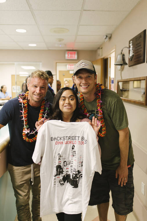 COURTESY HAWAII PACIFIC HEALTH
                                Backstreet Boys members Nick Carter and Brian Littrell visited superfan and cancer patient Jordan Ilae Tuesday to celebrate her end of chemotherapy at the Kapiolani Medical Center for Women & Children.