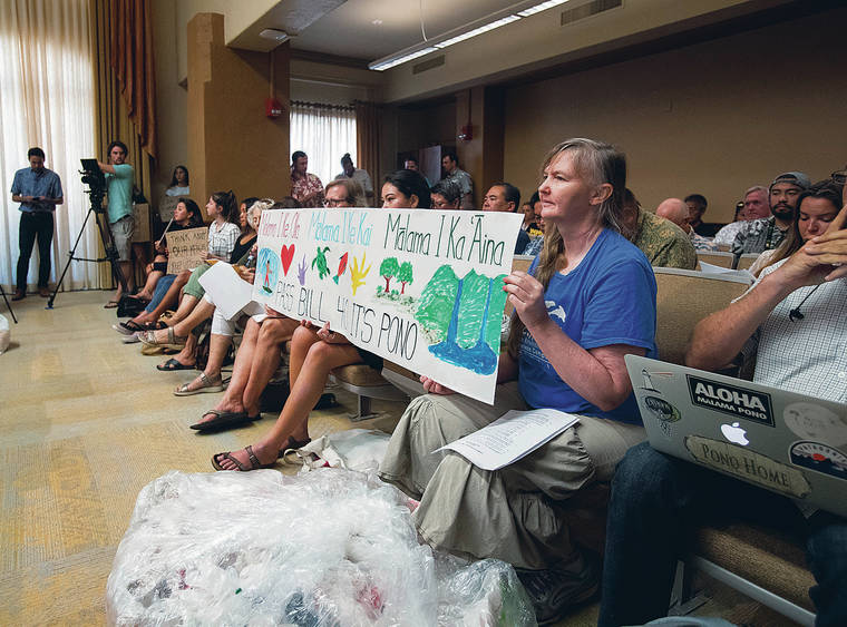 CINDY ELLEN RUSSELL / CRUSSELL@STARADVERTISER.COM
                                Supporters of Bill 40, which bans single-use plastic, held signs, banners and brought a collection of plastic bags Thursday to the City Council chambers.