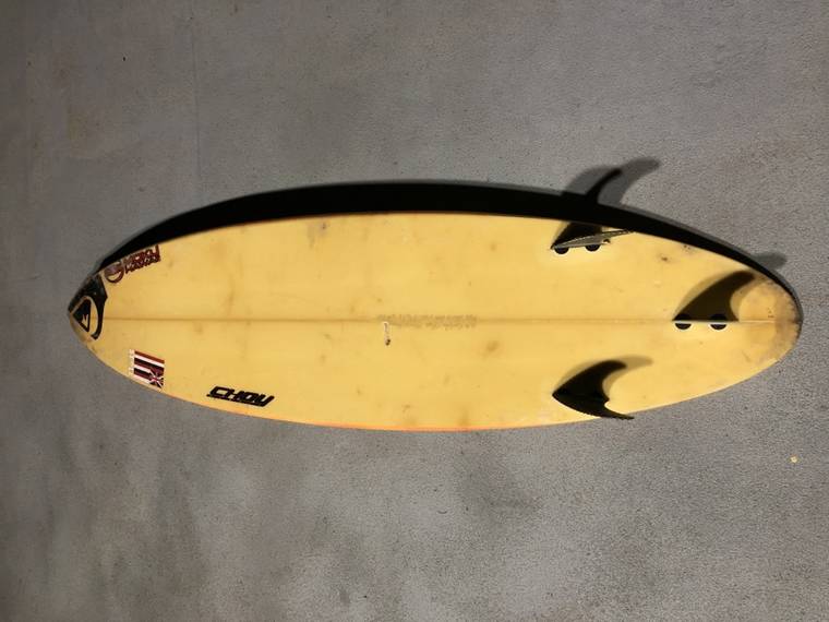 COURTESY U.S. COAST GUARD
                                The Coast Guard is seeking the public’s help identifying the owner of an unmanned and adrift yellow, 6-foot surfboard found between Piers 1 and 2 in Honolulu Harbor.