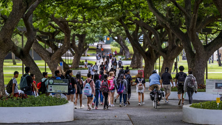 DENNIS ODA / DODA@STARADVERTISER.COM
                                People walk along McCarthy Mall on the University of Hawaii at Manoa campus, Nov. 2.