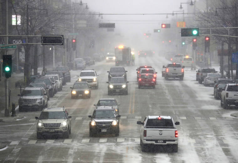 DAN POWERS/THE POST-CRESCENT VIA ASSOCIATED PRESS
                                Traffic moved slowly along College Avenue as snow fell today, in Appleton, Wis.