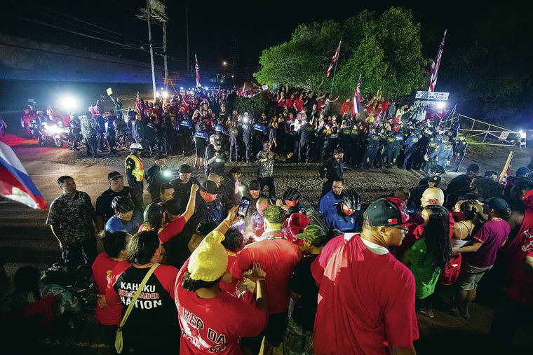 CINDY ELLEN RUSSELL / CRUSSELL@STARADVERTISER.COM
                                The confrontation early Friday morning resulted in 26 arrests before the convoy departed from Kalaeloa.