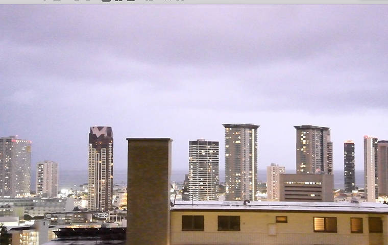 CRAIG T. KOJIMA / CKOJIMA@STARADVERTISER.COM
                                Lightning over downtown Honolulu and over Punchbowl.