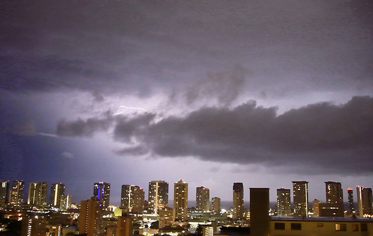 CRAIG T. KOJIMA / CKOJIMA@STARADVERTISER.COM
                                Lightning over downtown Honolulu and over Punchbowl.