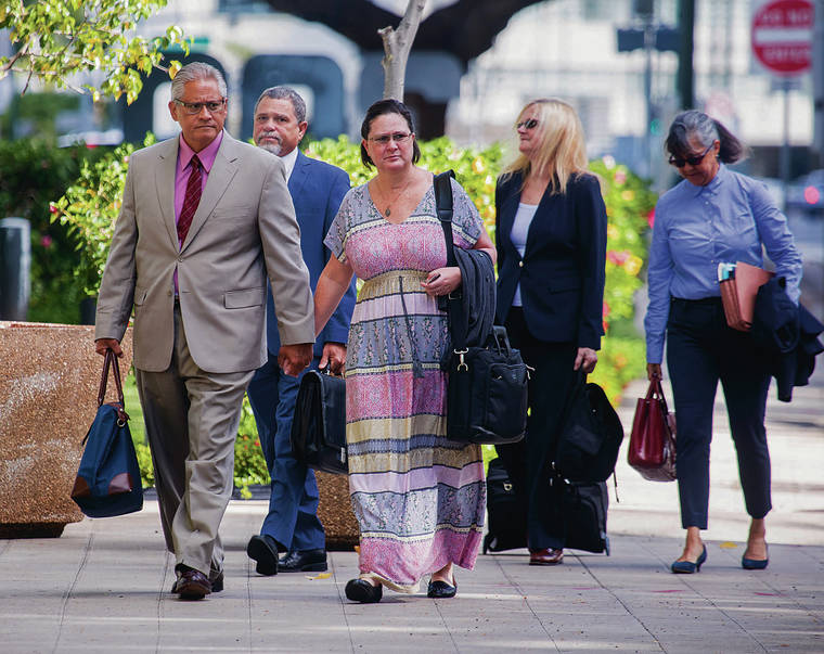 DENNIS ODA / DODA@STARADVERTISER.COM
                                Louis Kealoha, left, and his wife, Katherine Kealoha, walk toward the federal courthouse on June 4.
