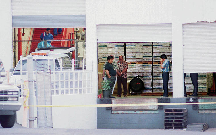 DENNIS ODA / 1999
                                The last body was carried out of the Xerox building and into the medical examiner’s van on Nov. 2, 1999, while Honolulu police and Xerox security personnel waited in the loading bays.