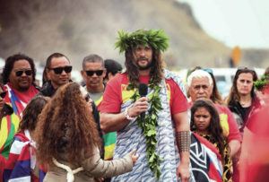 CINDY ELLEN RUSSELL / CRUSSELL@STARADVERTISER.COM
                                Actor Jason Momoa addressed kupuna (elders) on Mauna Kea Access Road on July 31, 2019.