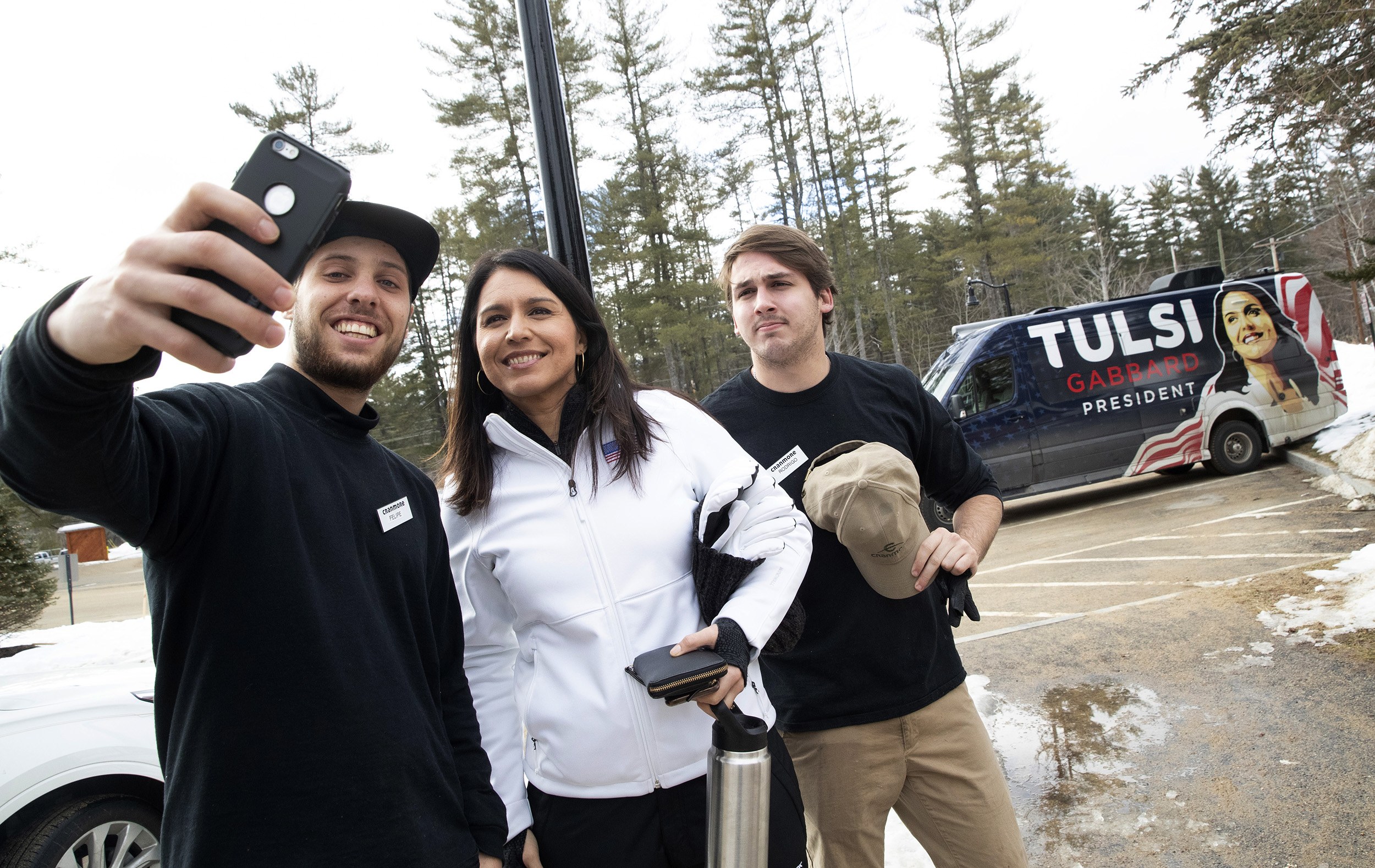 Rep. Tulsi Gabbard snowboards with New Hampshire supporters | Honolulu Star-Advertiser