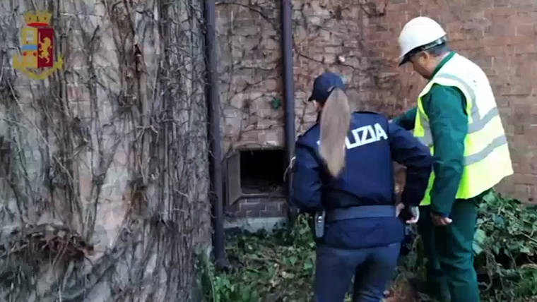 ASSOCIATED PRESS
                                This image taken from a video distributed on Dec. 11 by Italian police shows an unidentified man showing a police officer a metal panel in which a painting was found, in Piacenza, northern Italy. Italian prosecutors said today that art experts have confirmed that the discovered painting is Gustav Klimt’s “Portrait of a Lady.”