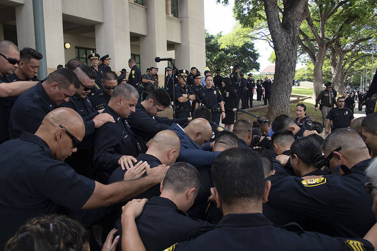 https://www.staradvertiser.com/wp-content/uploads/2020/01/web1_CTY-ENRIQUEZ-FUNERAL-190.jpg