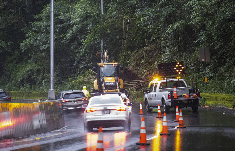 CINDY ELLEN RUSSELL / CRUSSELL@STARADVERTISER.COM
                                Crews work to clean up a mudslide in the Kailua-bound lanes of Pali Highway today.
