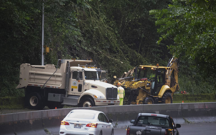 CINDY ELLEN RUSSELL / CRUSSELL@STARADVERTISER.COM
                                Crews work to clean up a mudslide in the Kailua-bound lanes of Pali Highway today.