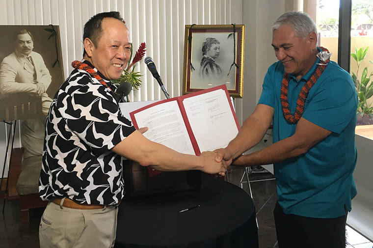 ANDREW GOMES / AGOMES@STARADVERTISER.COM
                                Kamehameha Schools CEO Jack Wong, left, and DHHL Director William Aila signed a real estate deal Tuesday transferring a pair of vacant apartment buildings in Moiliili for $7.8 million.