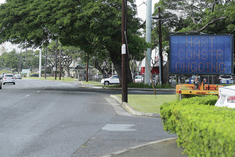 JAMM AQUINO / JAQUINO@STARADVERTISER.COM
                                The Honolulu Authority for Rapid Transportation said last week that the closure of most lanes along Dillingham Boulevard is planned for late March. Above, a warning sign flashed Monday along Dillingham Boulevard.