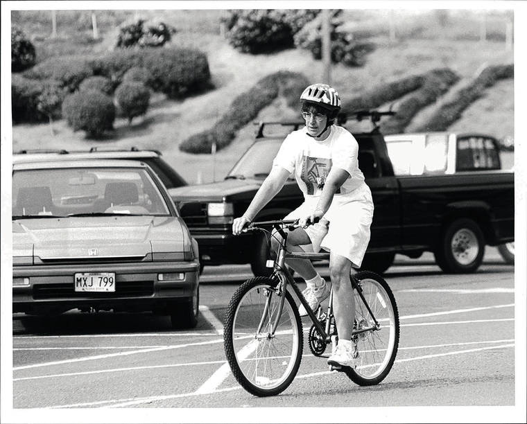 STAR-ADVERTISER ARCHIVE
                                1/3/1994
                                Maui Mayor and bicycling enthusiast Linda Crockett Lingle rode her bike through a parking lot.